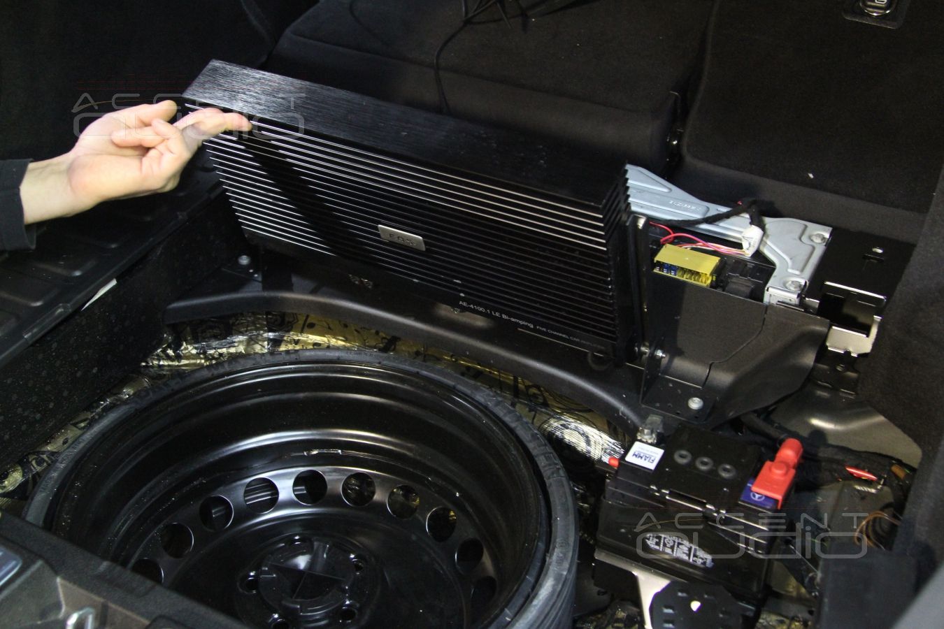 Установка аудиопроцессора Audison и пятиканального усилителя в Mercedes GLK 2014