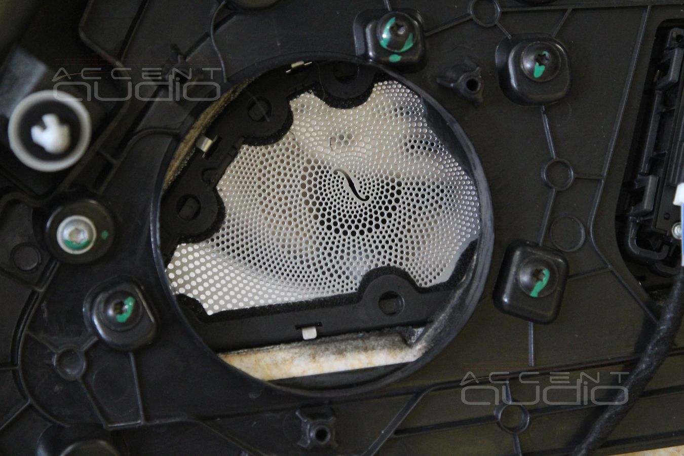 Установка новых среднечастотных динамиков Brax в штатные места Mercedes-Benz GT