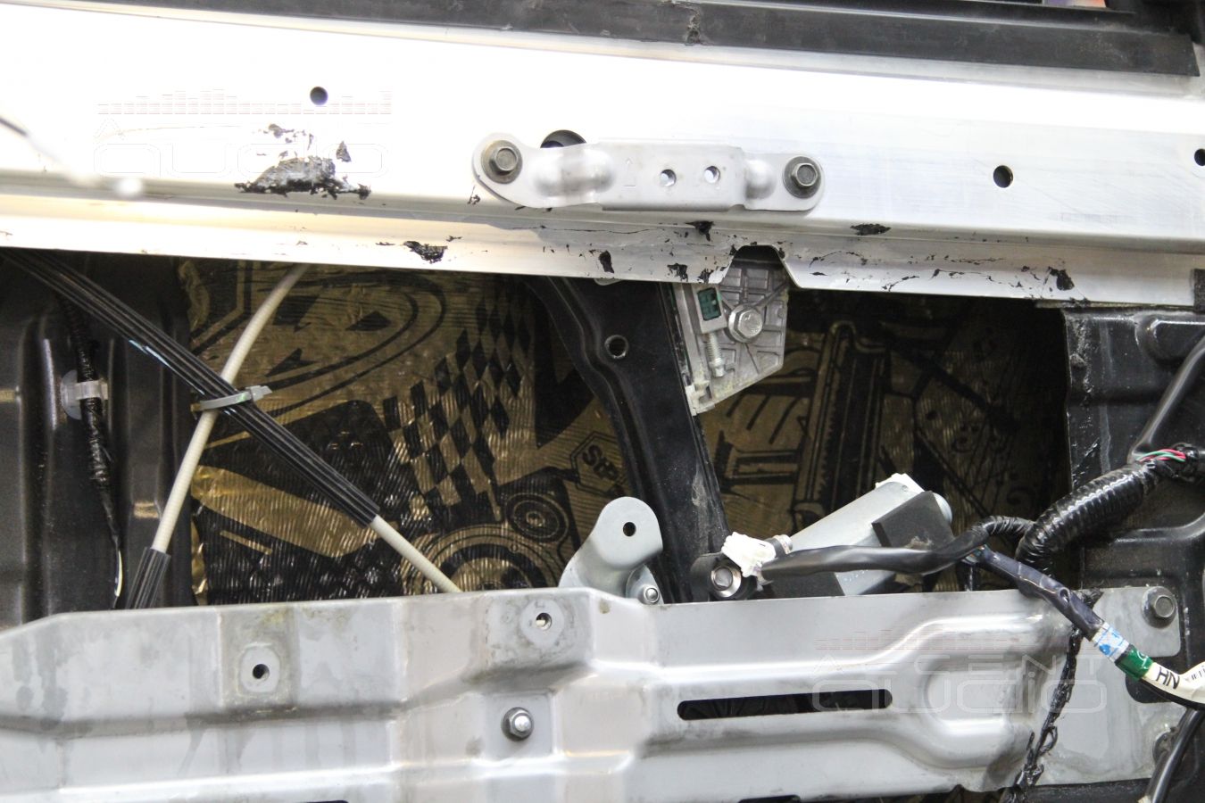 Шумоизоляция дверей Nissan GT-R в 3 слоя