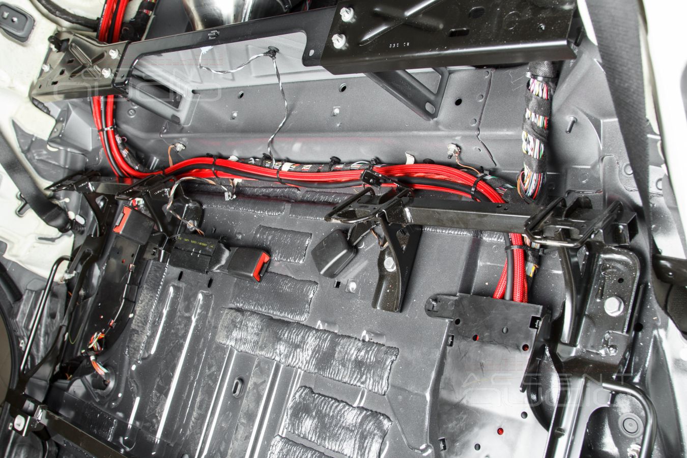 Скрытый монтаж усилителей Helix и Mosconi в Mercedes-Benz GLE Coupe AMG 53