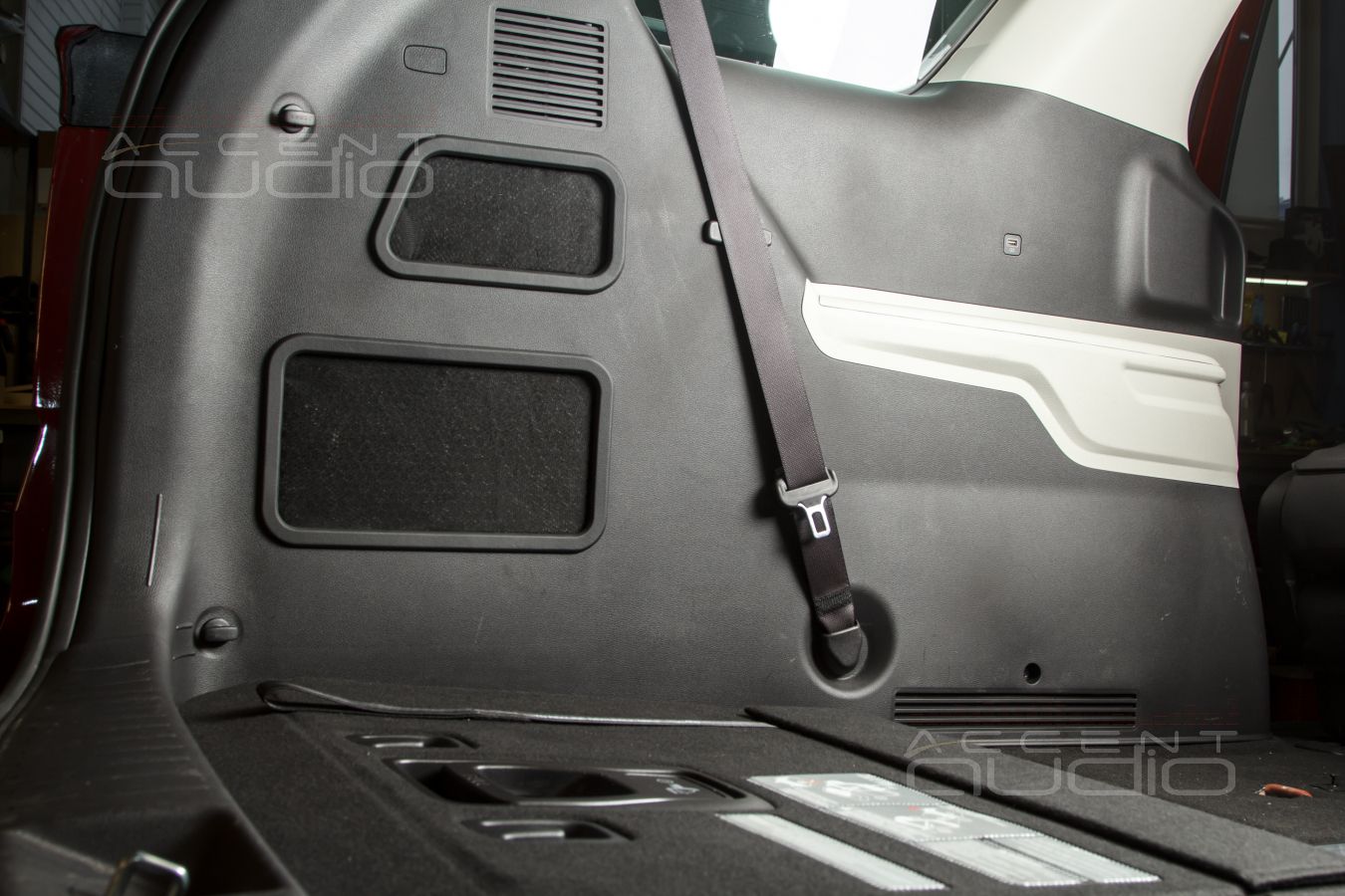 Полная интеграция = штатное решение: сабвуфер-стелс в Kia Carnival