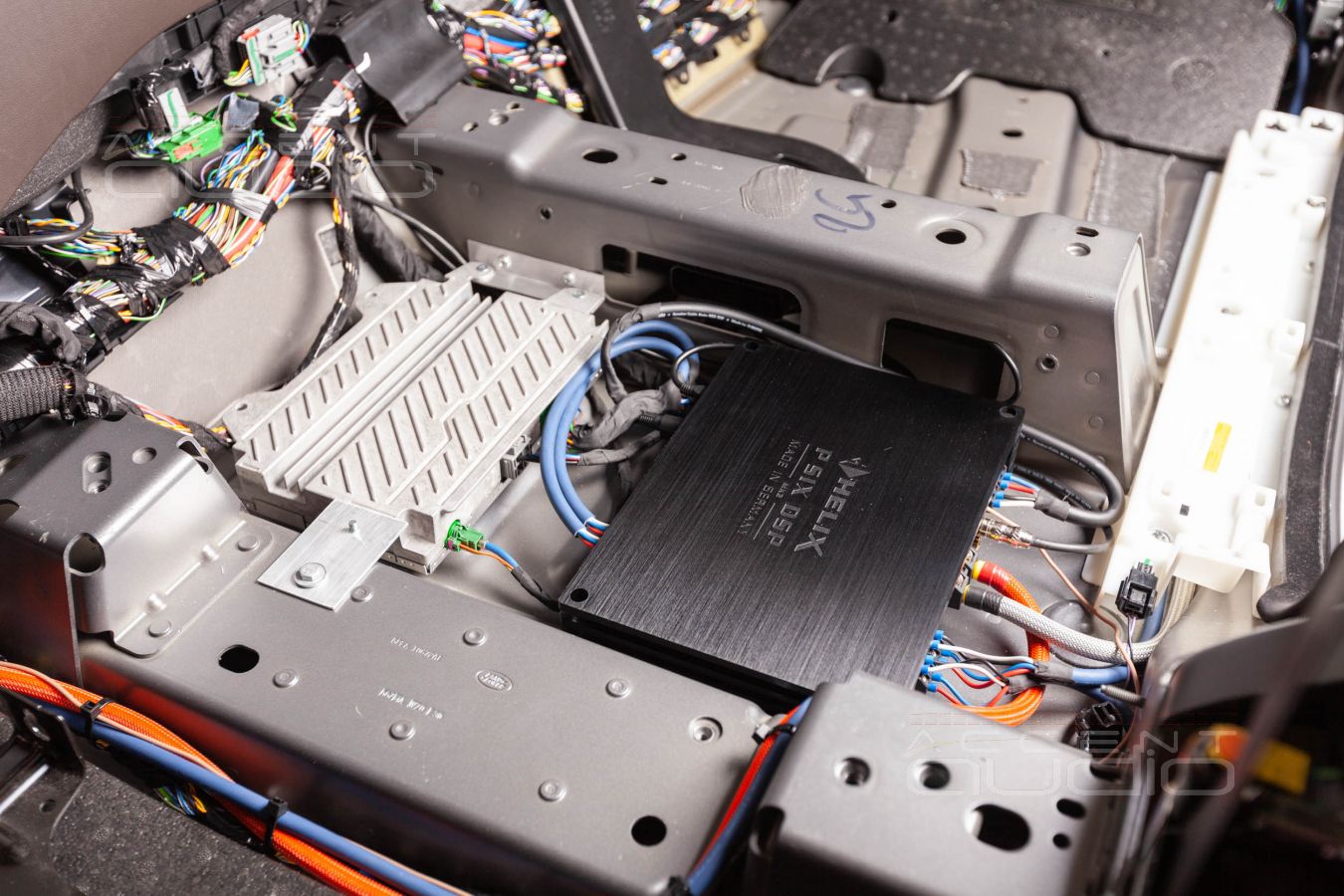 Установка процессорного усилителя Helix в новый Range Rover Sport