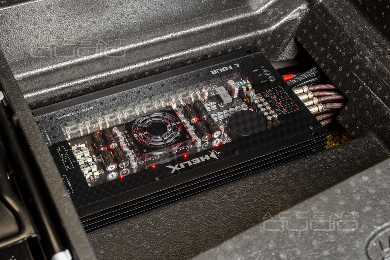 Скрытый монтаж лучших немецких усилителей и аудиопроцессора Helix в LandRover Defender