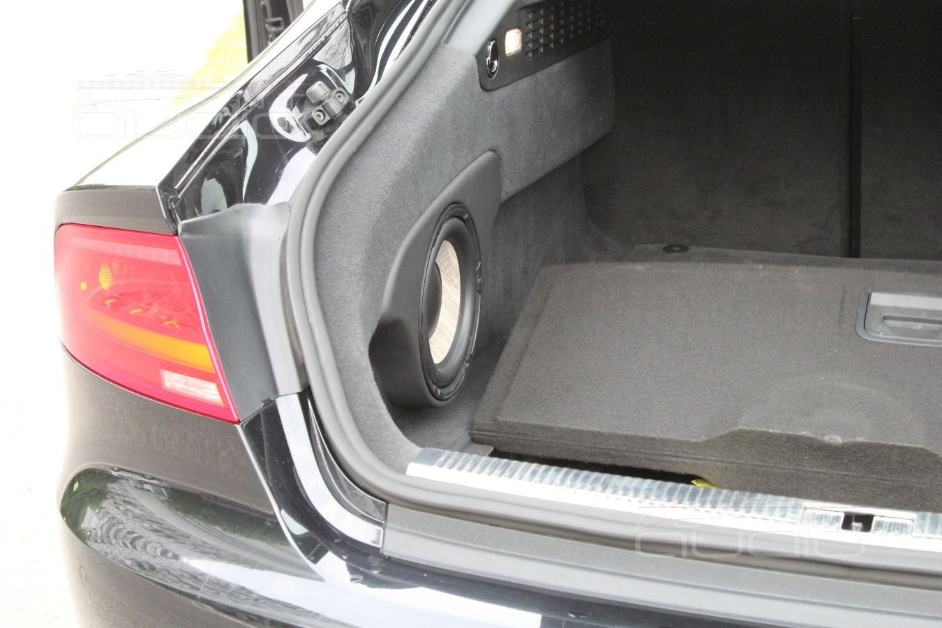 Сабвуфер-стелс в Audi A7