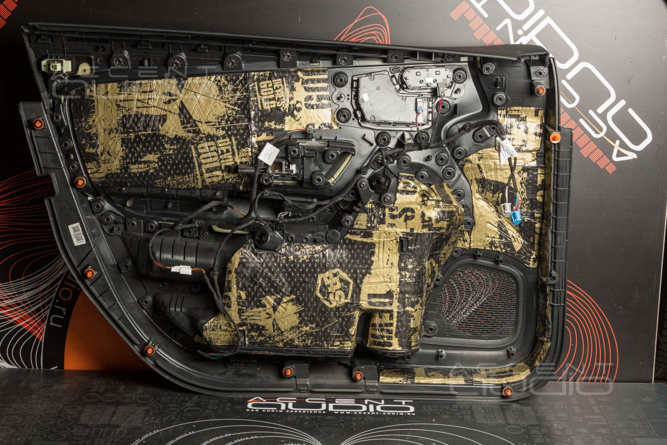 Правильная установка мидбасовых Helix Ci5 W165FM-S3 в Mercedes-Benz A 45