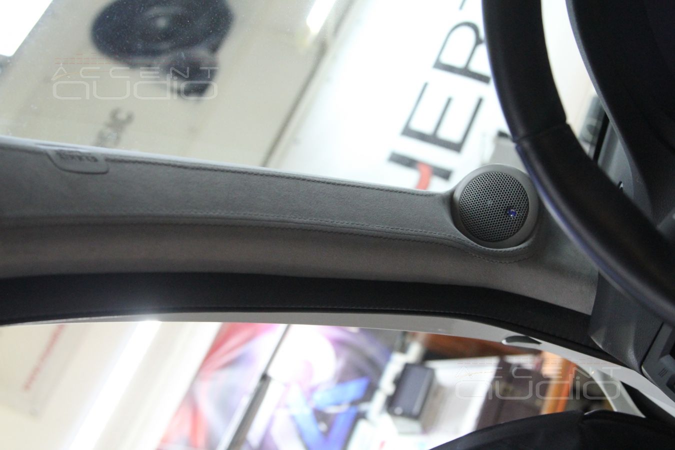 Установка CDT Audio ES-02al в Acura MDX: подиумы на стойках лобового стекла