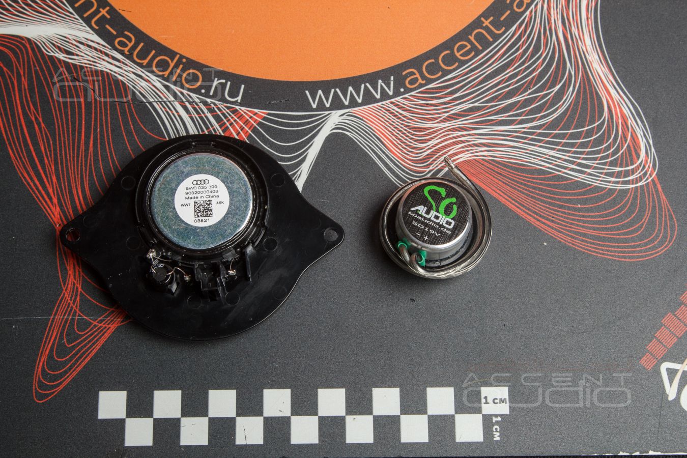 Комплект из двух подиумов для установки высокочастотных излучателей в Audi A4 2019-2024.
