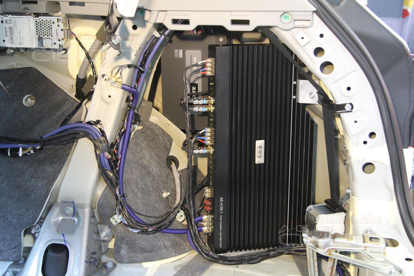 Установка усилителя и аудиопроцессора в Acura MDX