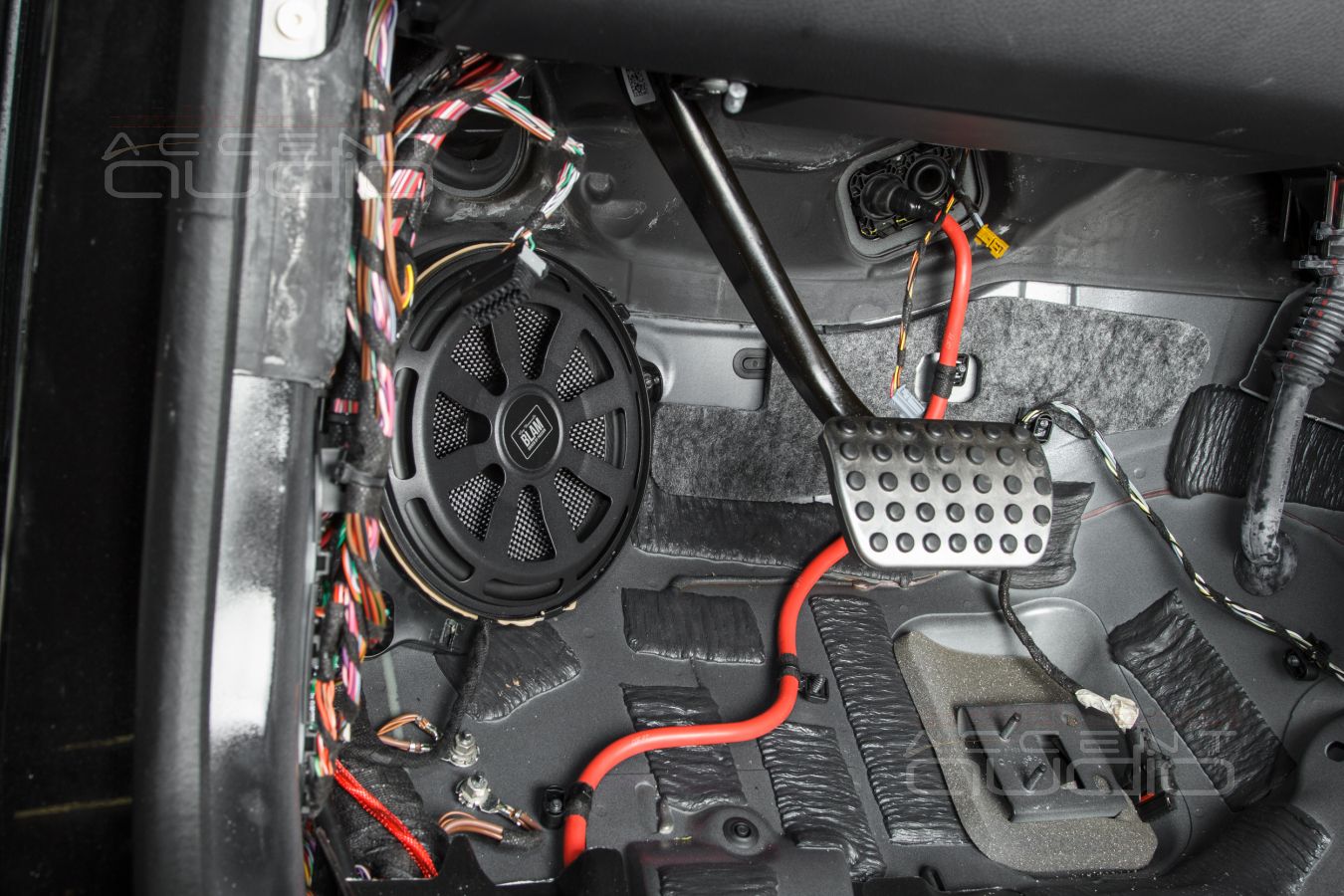 Монтаж внутрипольных вуферов BLAM MB 200 W в Mercedes-Benz GLE Coupe AMG 53