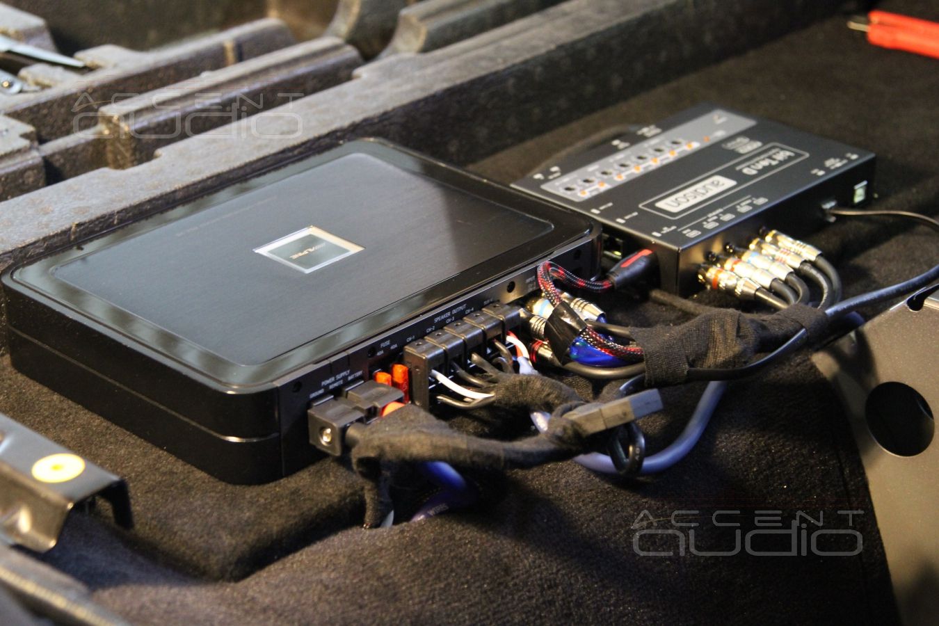 Установка усилителя и аудиопроцессора в Range Rover Discovery