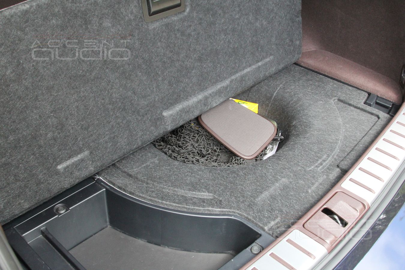 Скрытая установка усилителей и аудиопроцессора в кузове Lexus RX350.