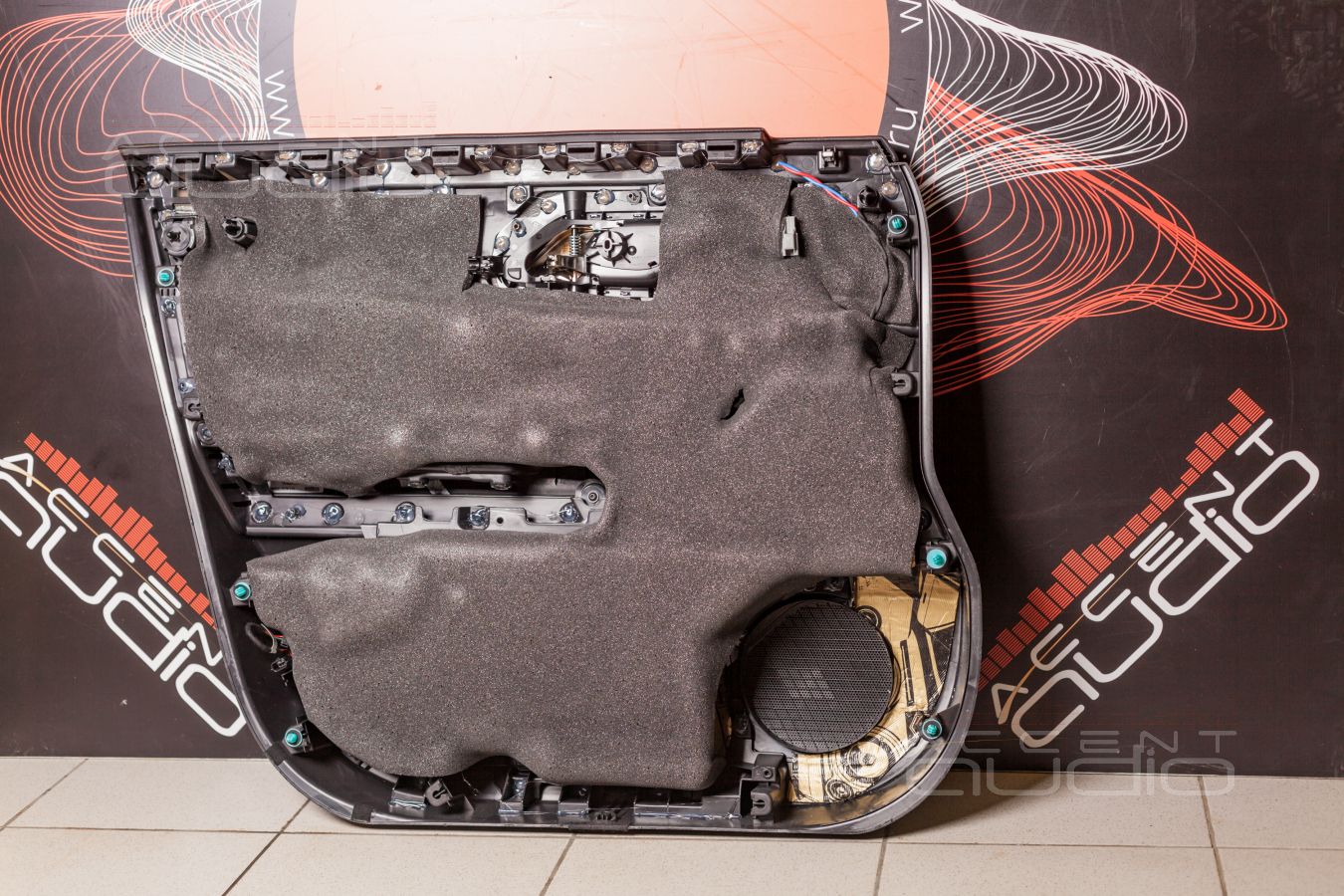 Аудиоподготовка Range Rover Velar, установка мидбасов Focal и великолепный пластик обшивок