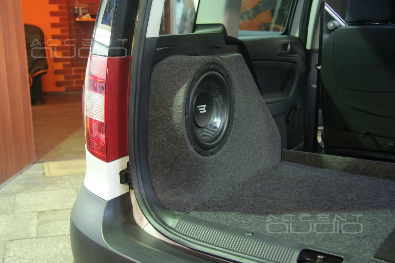 Изготовление и установка сабвуфера стелс в Skoda Yeti