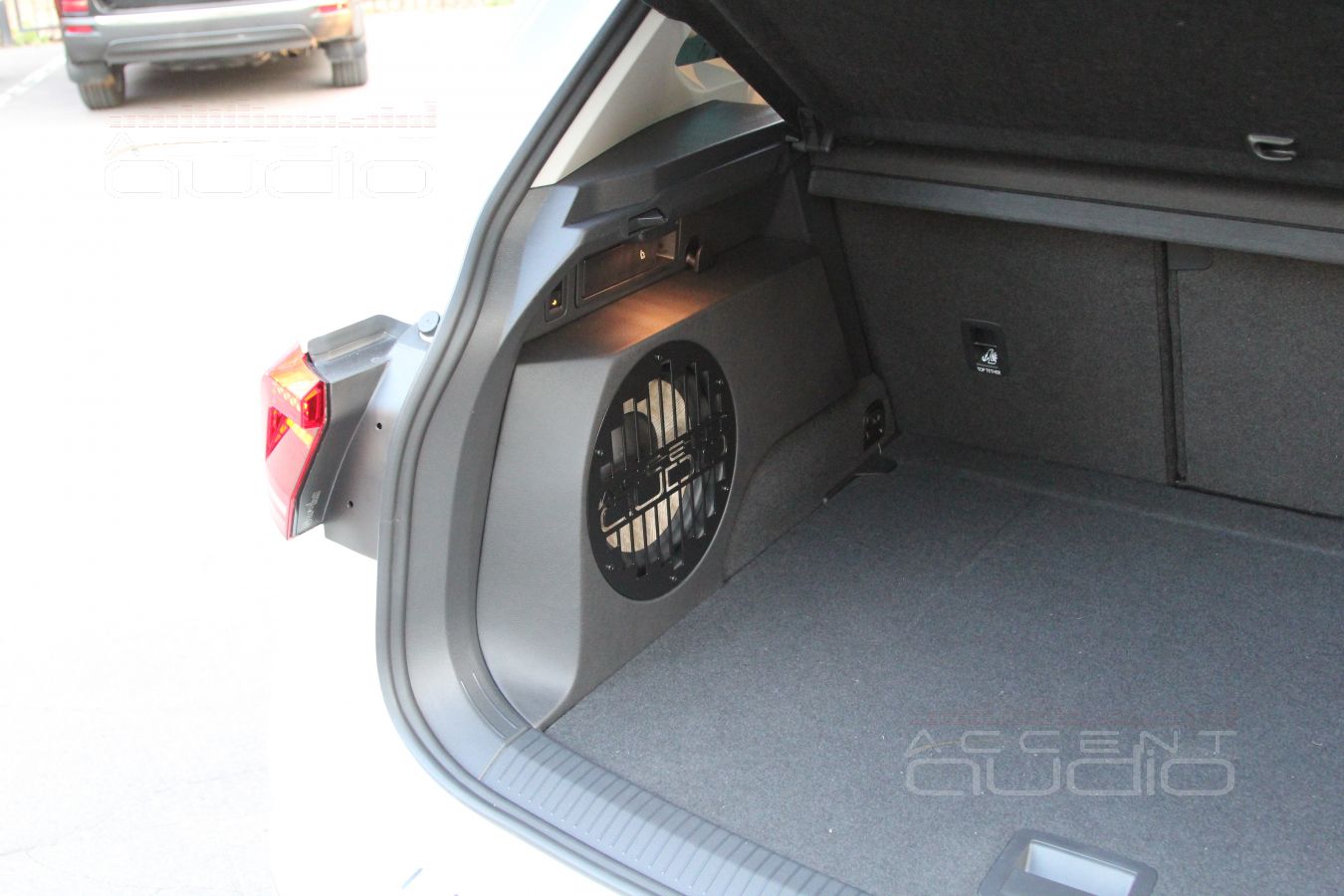 Встроенный сабвуфер-стелс в новом Volkswagen Tiguan