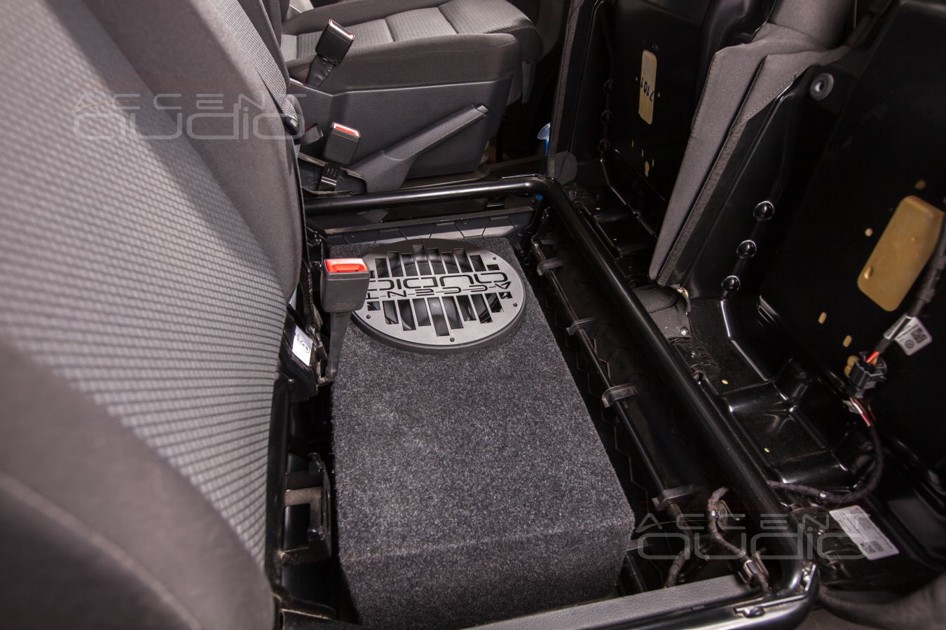 Сабвуфер под сидением – это круто ?