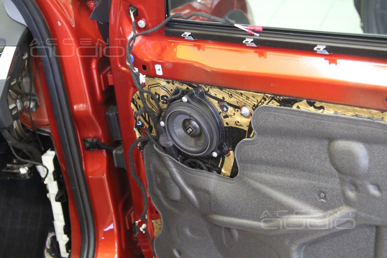 Шумоизоляция дверей и установка среднечастотников