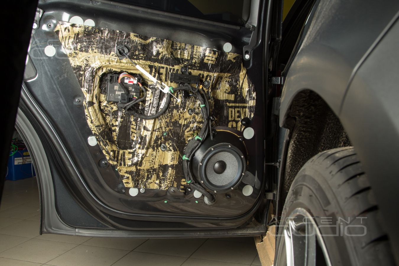 Установка мидбасовых Brax GL6 и аудиоподготовка дверей Porsche Panamera