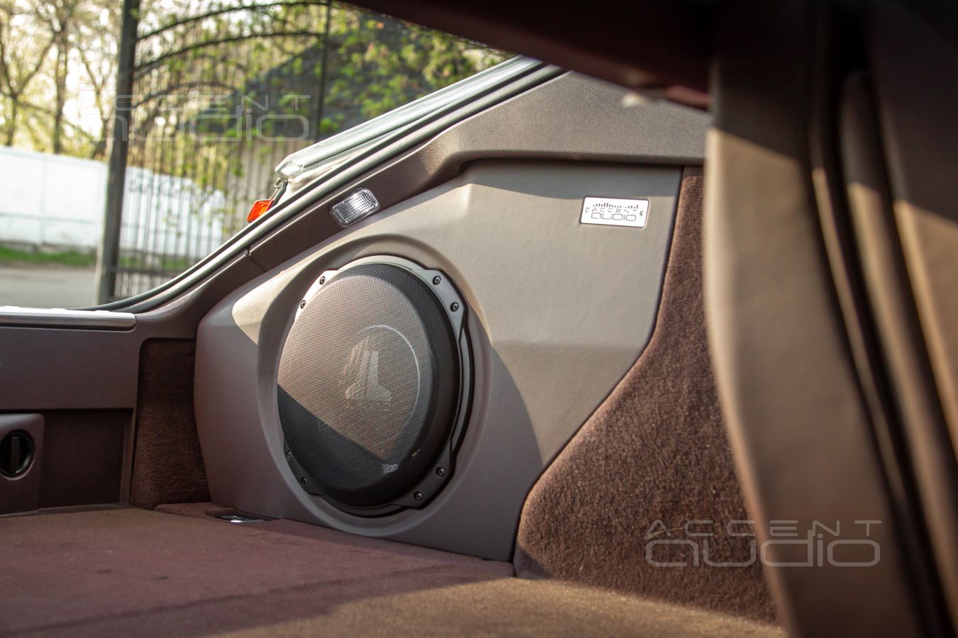 Стильный, адский, трясущий – сабвуфер-стелс JLAudio TW3 для Porsche Panamera