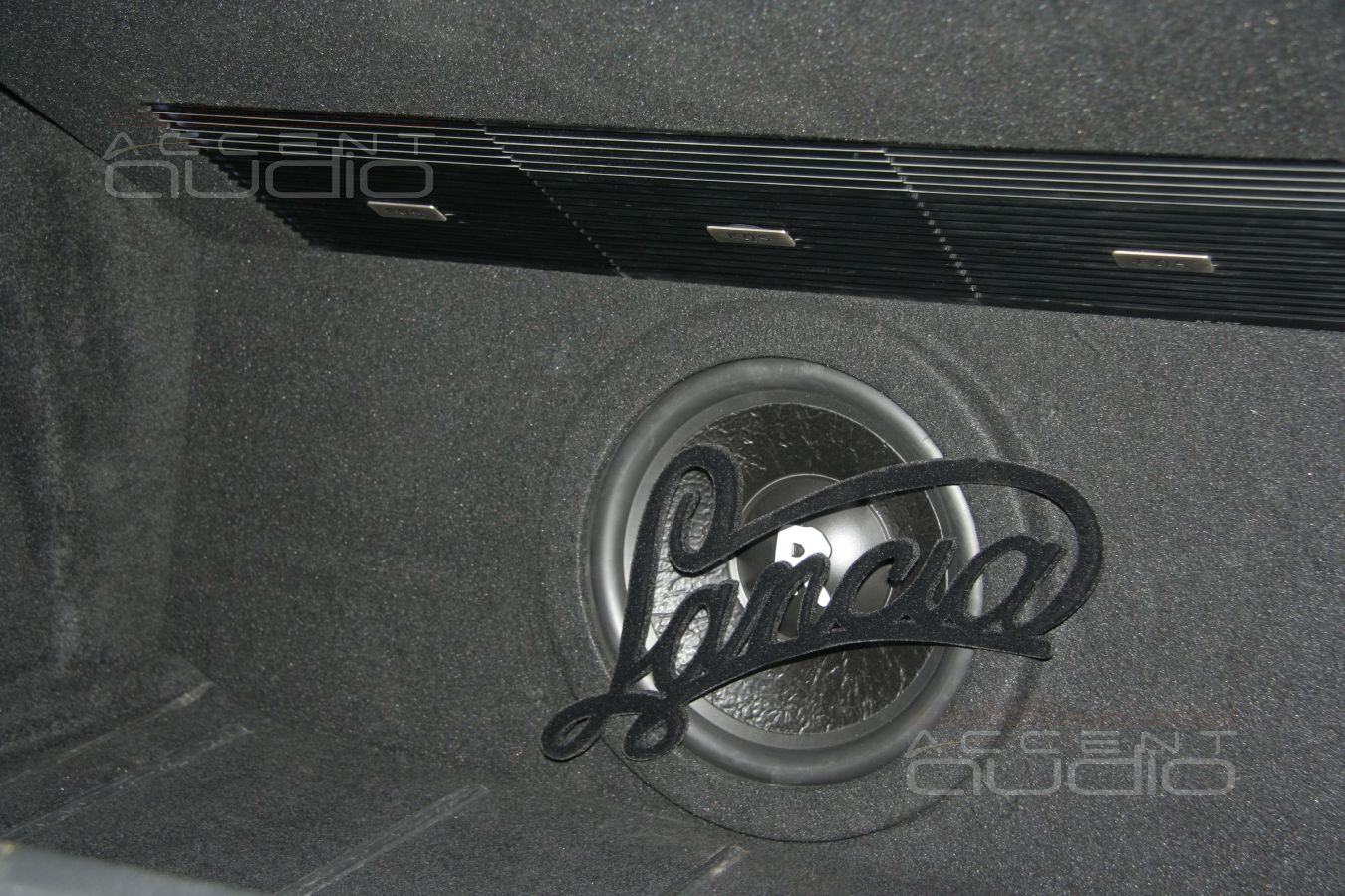 Багажный отсек Lancia Kappa Coupe: усилители, сабвуфер, свет