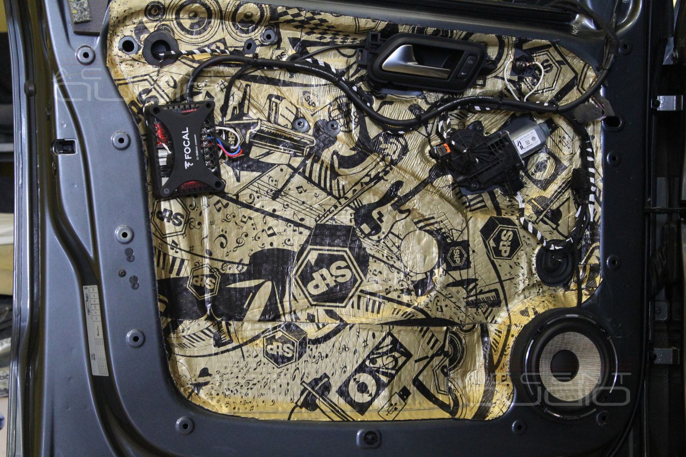 Установка мидбасовых динамиков FOCAL MW PS165F3 (6L23402) – штатно, но с доработкой