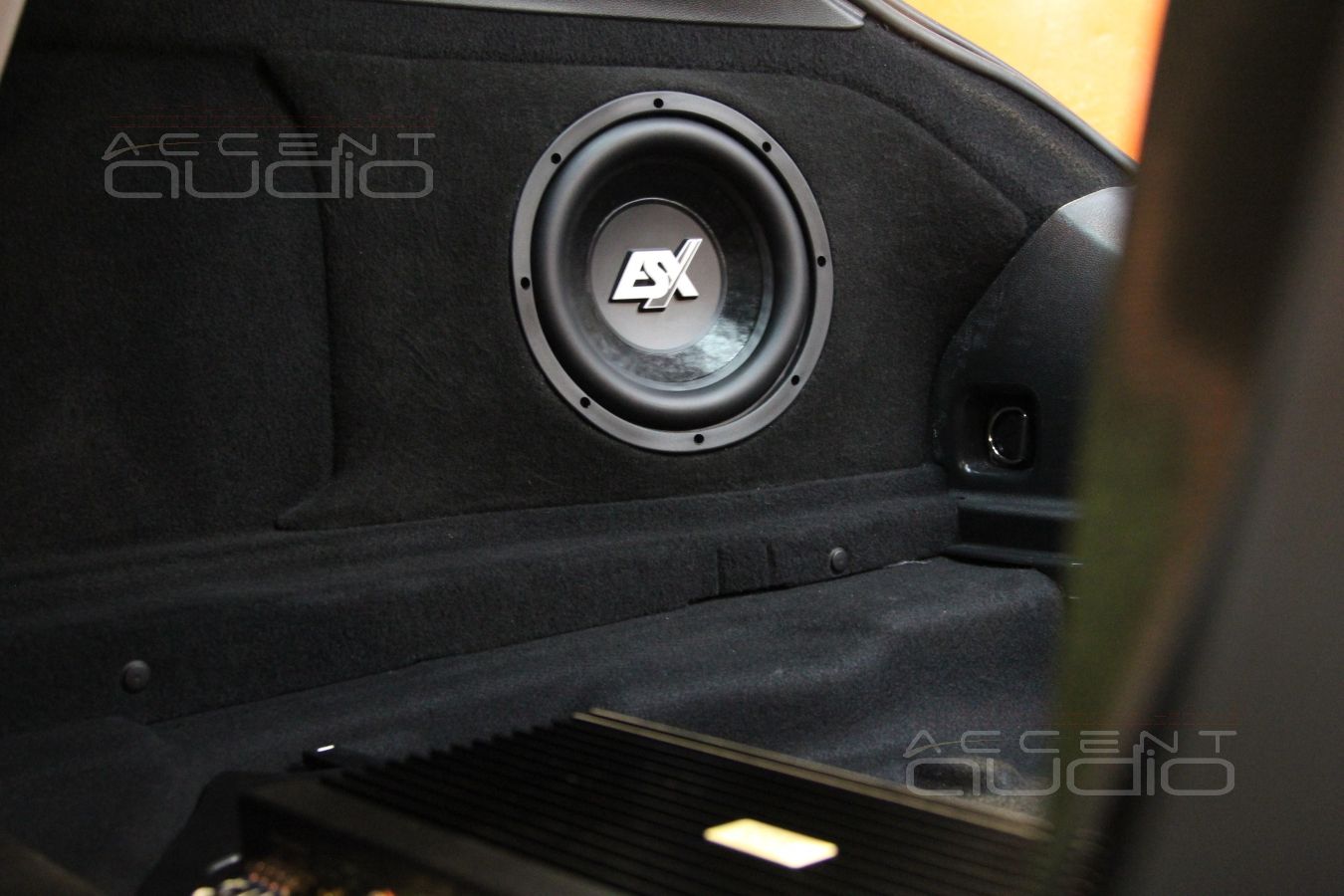 Сабвуфер, встроенный в крыло Mercedes CLA