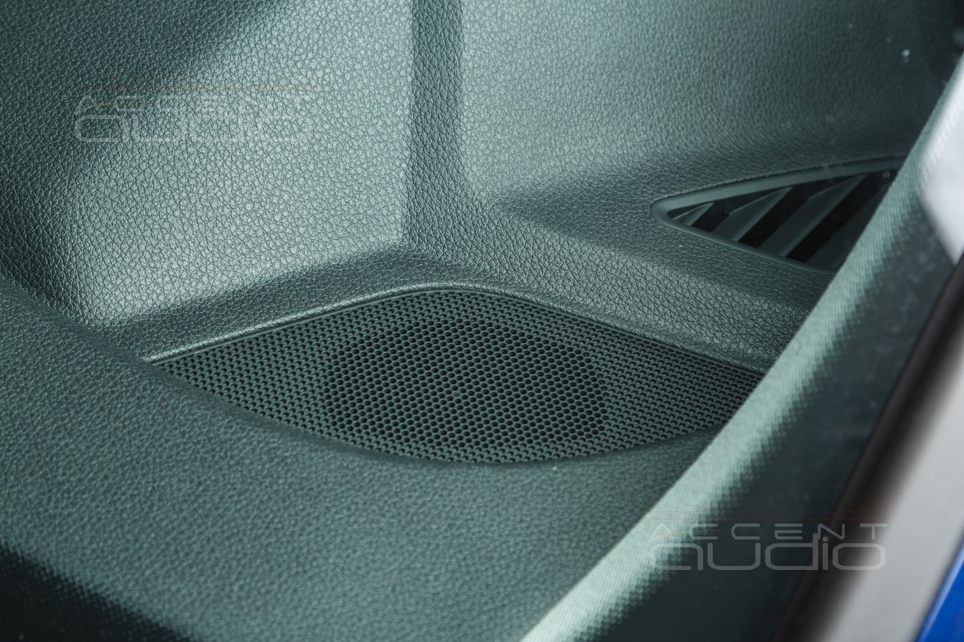 Установка новых широкополосных излучателей BLAM в Audi Q5 штатно