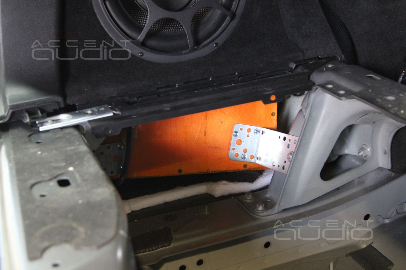 Встроенный сабвуфер в Mercedes GL 63 AMG