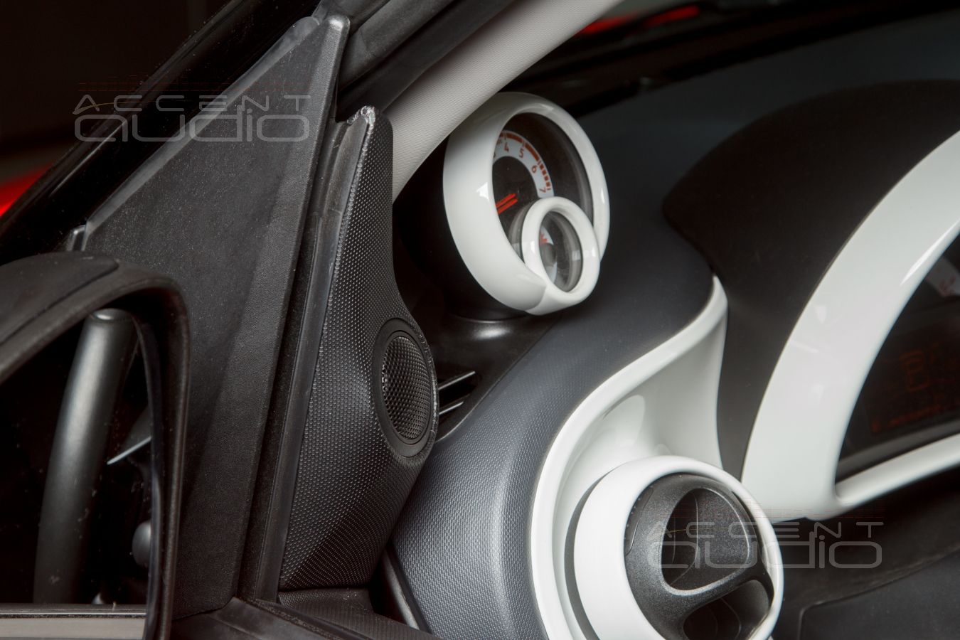 Штатные подиумы для твитеров SOAudio в Smart Fortwo