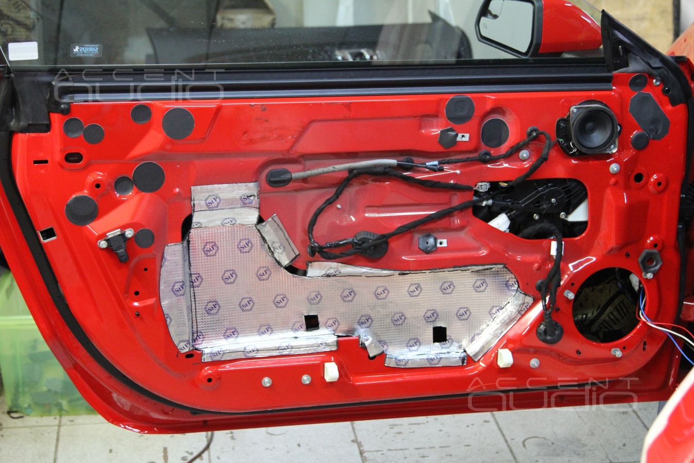 Процесс установки новой акустической системы Ford Mustang