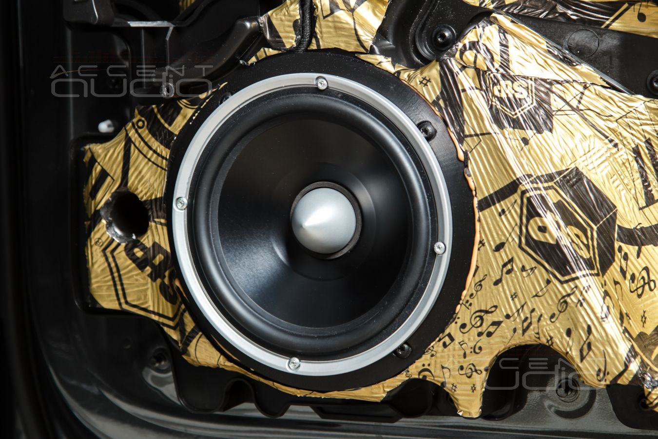 Аудиоподготовка дверей и установка мидбасов Dego Master 2000 в дверные ящики Audi Q8