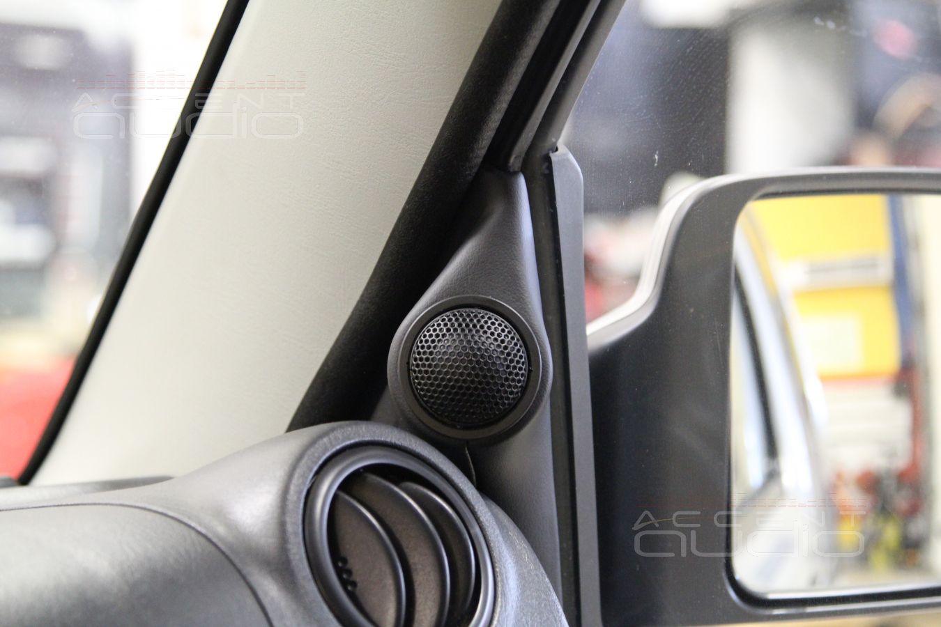 Suzuki Jimny: отличный звук легко и изящно