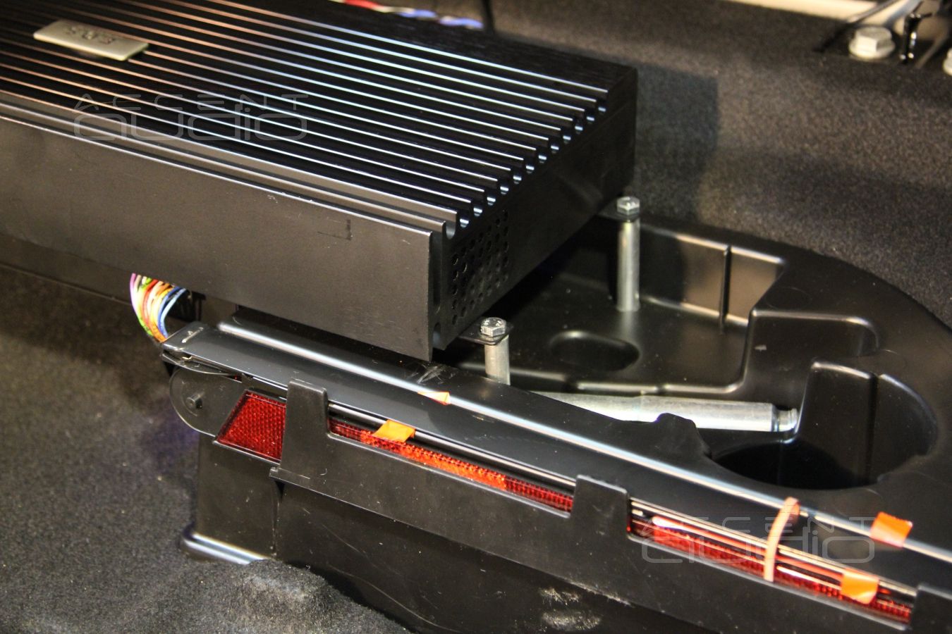 Установка усилителя и аудиопроцессора в Mercedes CLA