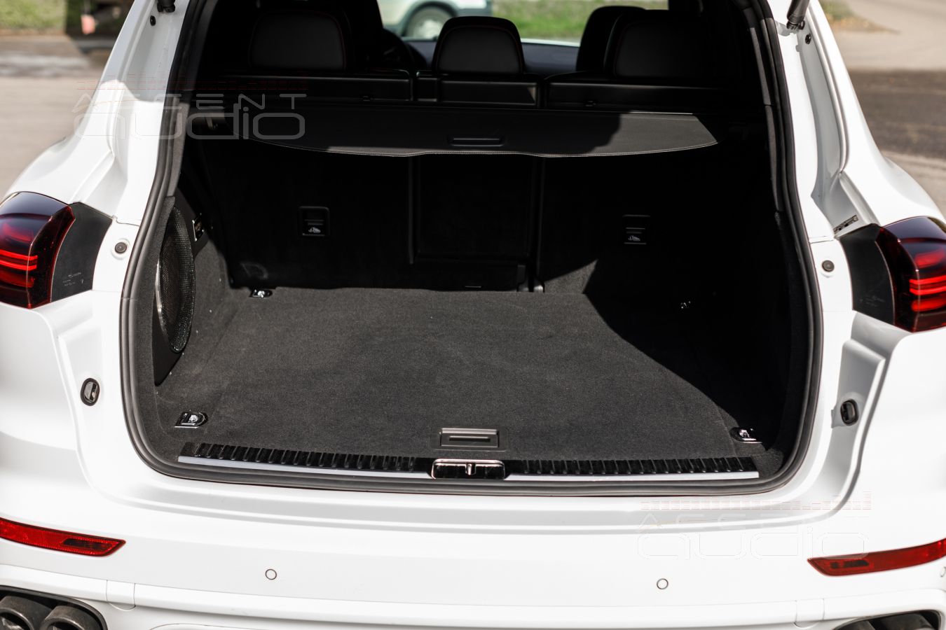 Сабвуфер-стелс для Porsche Cayenne: стильный немецкий бас