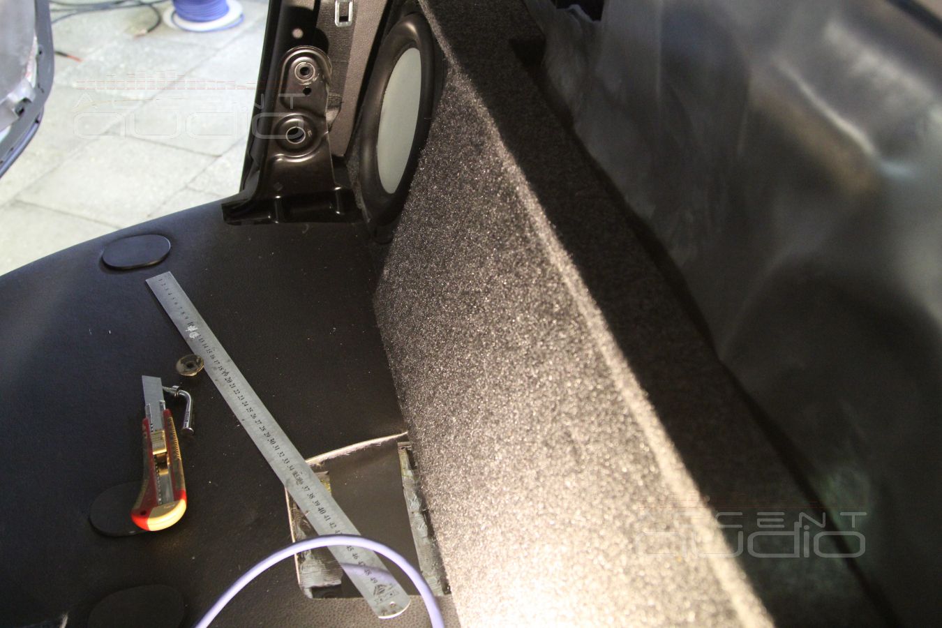 Установка усилителя и сабвуфера в Volkswagen Amarok