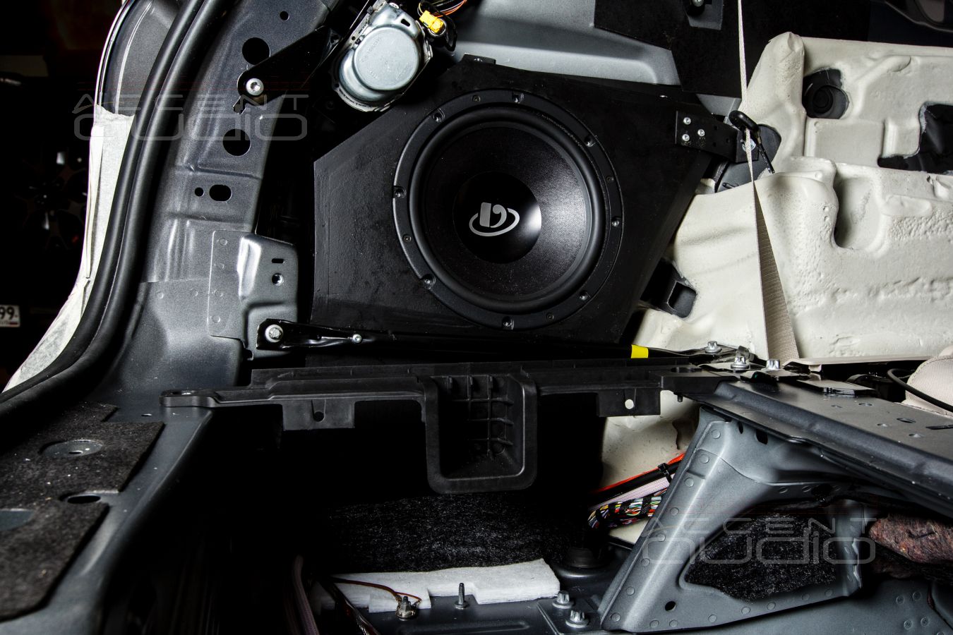 Немецкий сабвуфер Dego в штатном исполнении для Mercedes-Benz GLS 2020