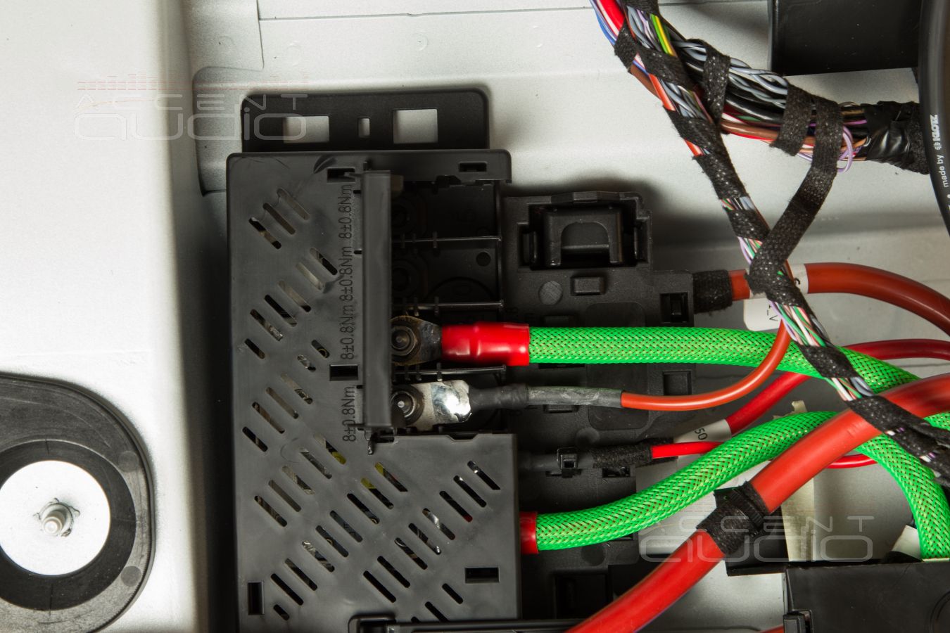 Решение: заводской и скрытый монтаж усилителей Helix в Mercedes GLE 2023