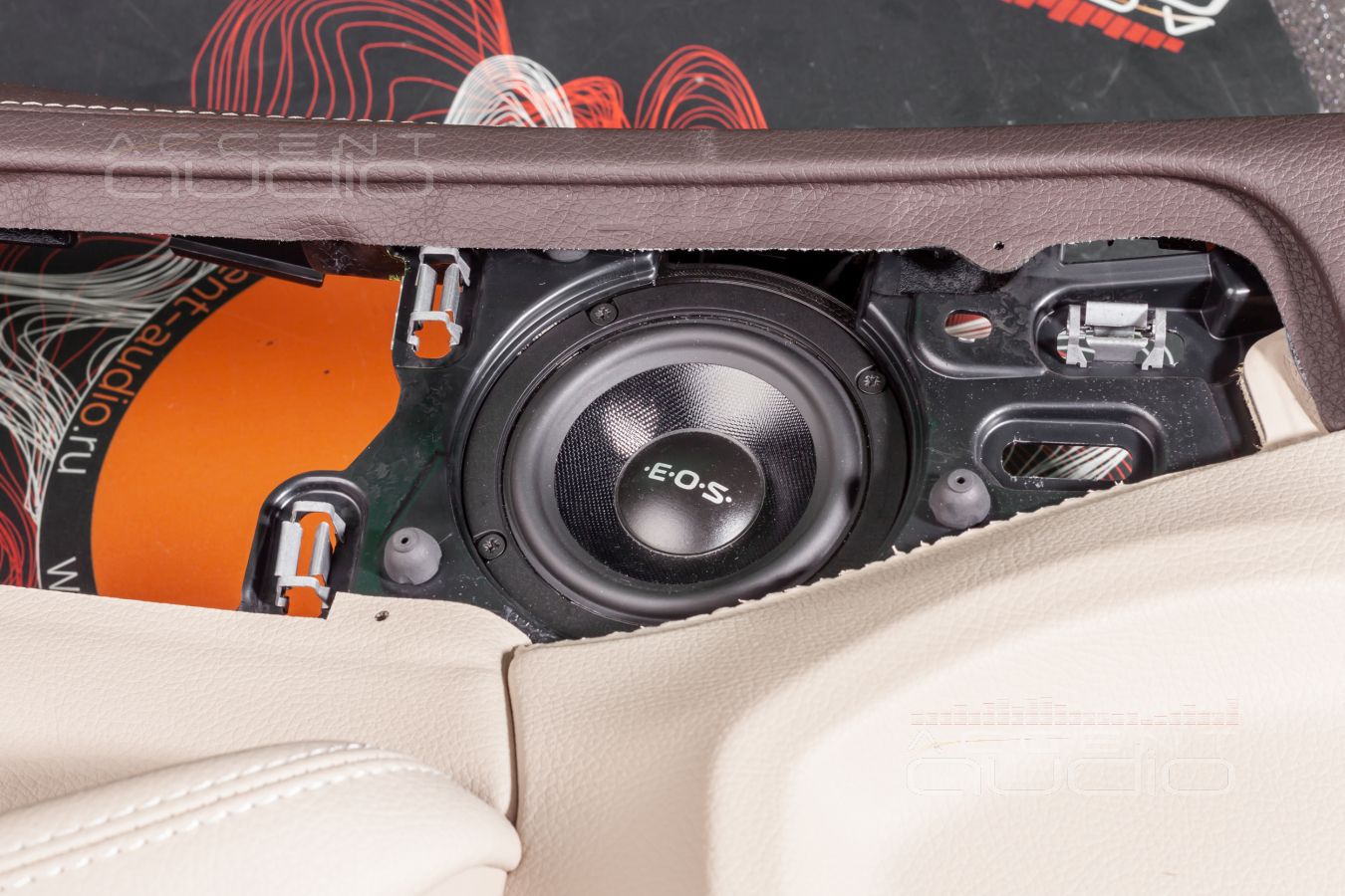 Снаружи Burmester – внутри – E.O.S: установка среднечастотных излучателей в Mercedes-Benz W205