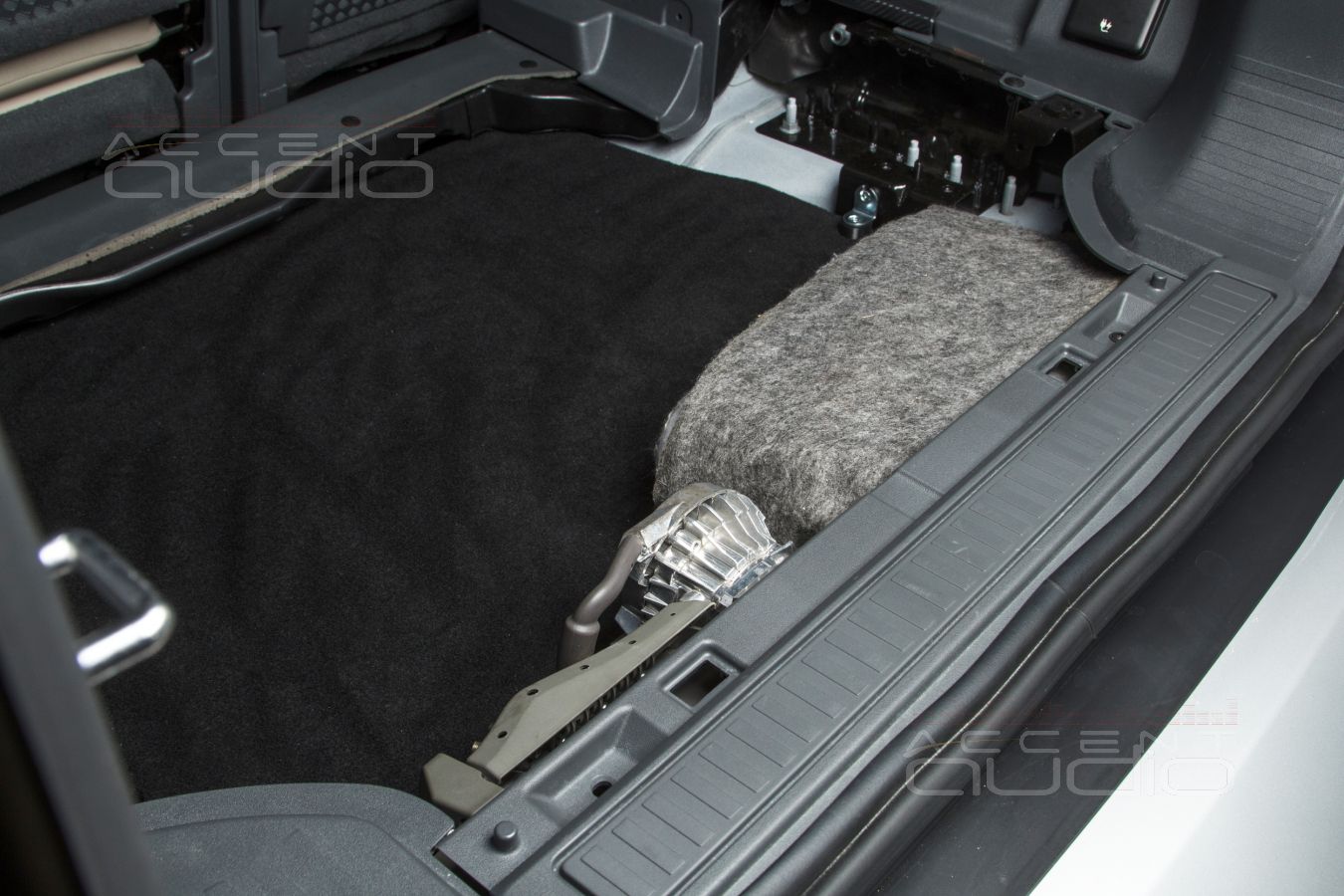 Новый, увеличенный багажный отсек и скрытый монтаж усилителя Helix PSix в Land Rover Defender