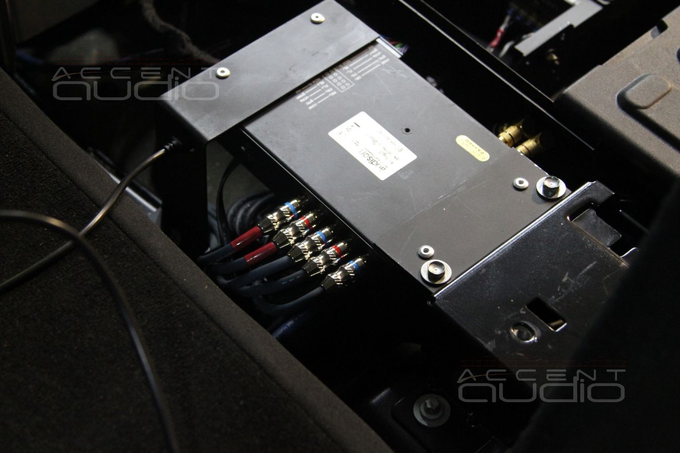 Установка аудиопроцессора Audison и пятиканального усилителя в Mercedes GLK 2014