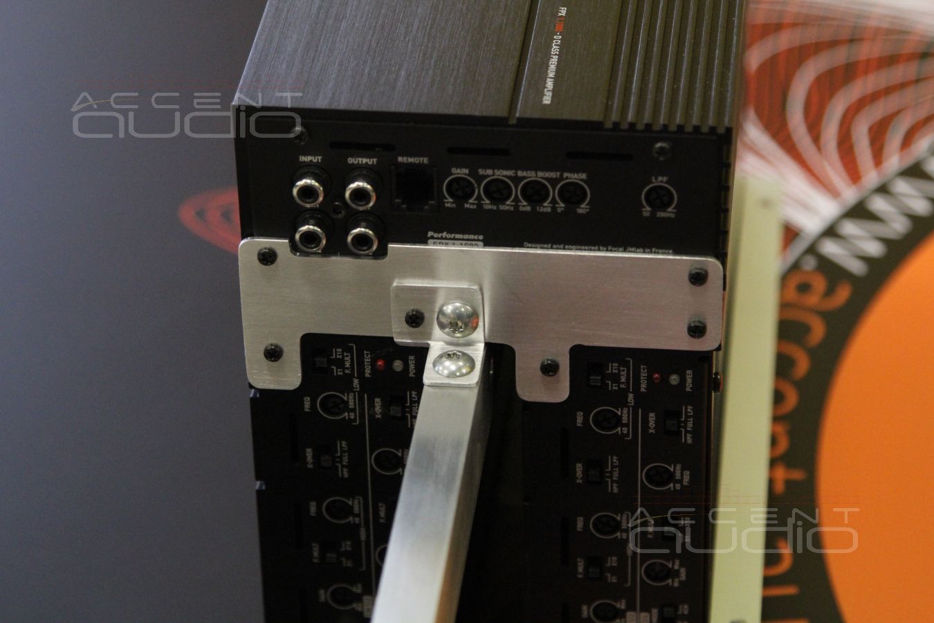 Оригинальная скрытая установка трех усилителей в Porsche Macan