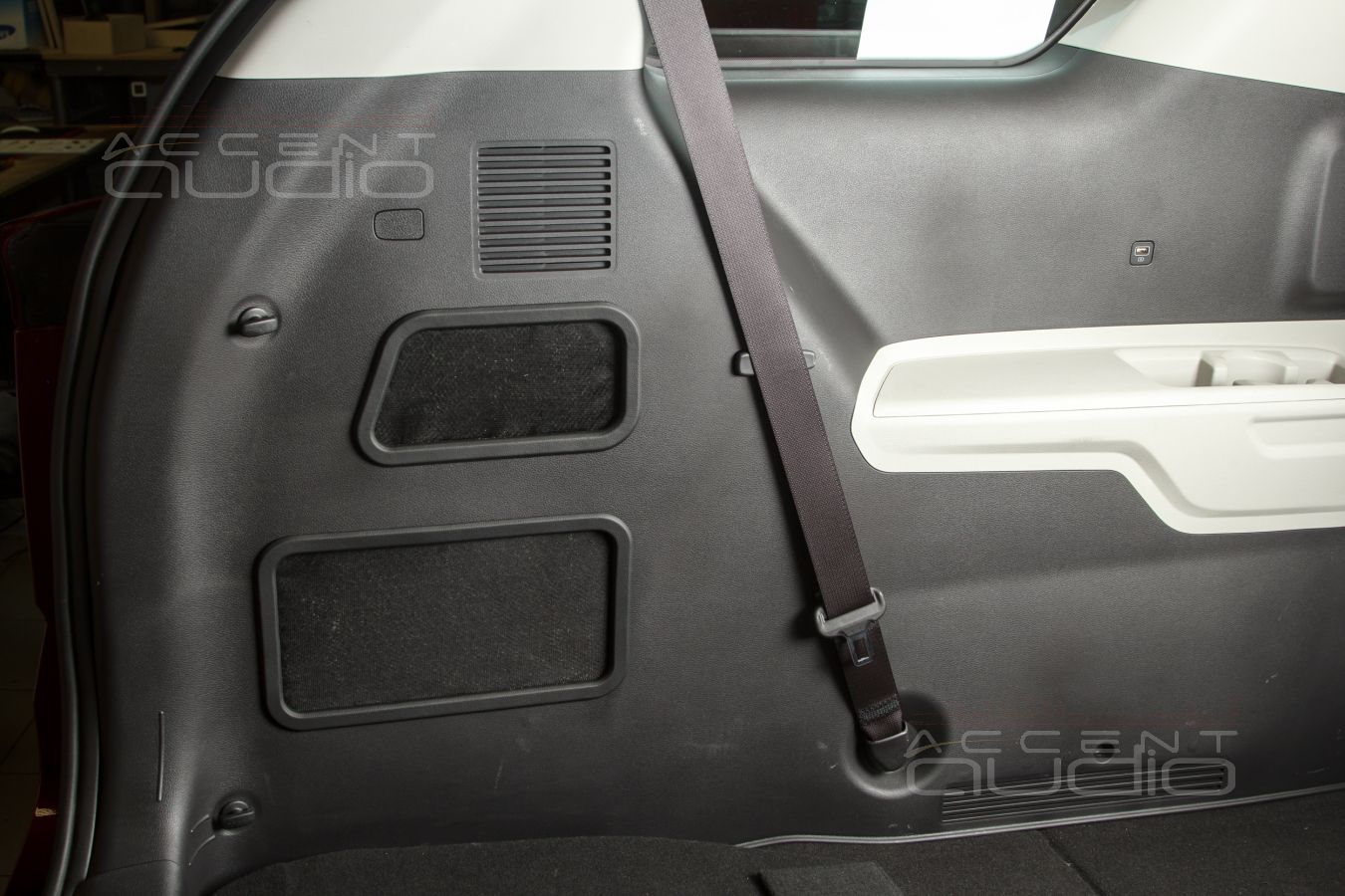 Полная интеграция = штатное решение: сабвуфер-стелс в Kia Carnival