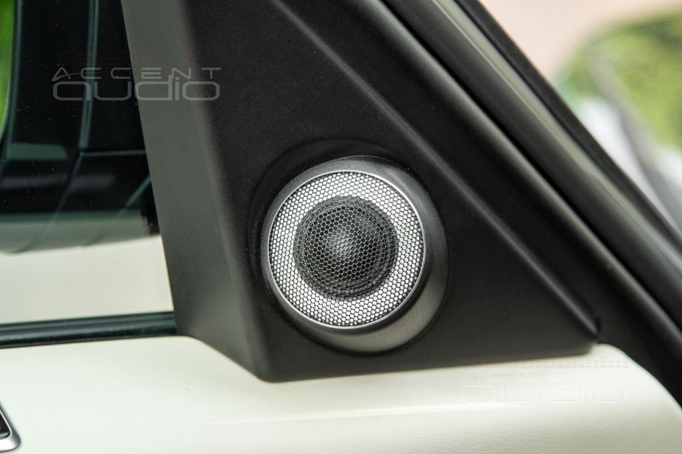 Новые высокочастотные излучатели Brax ML1 в интерьере Range Rover