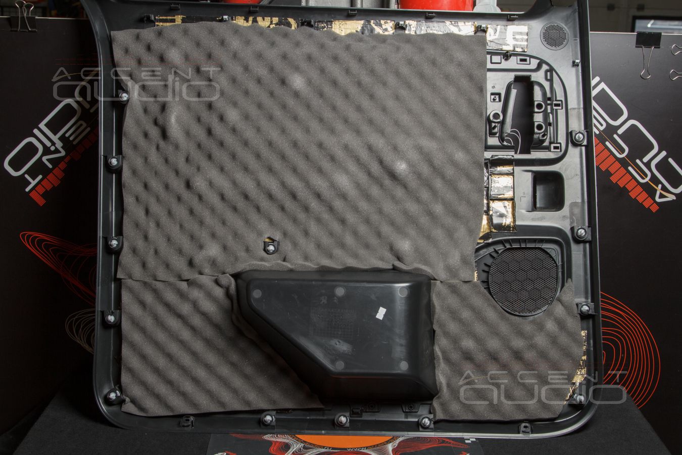 Аудиоподготовка, новые, быстрые и плотные мидбасы SOAudio в дверях Opel Zafira Life