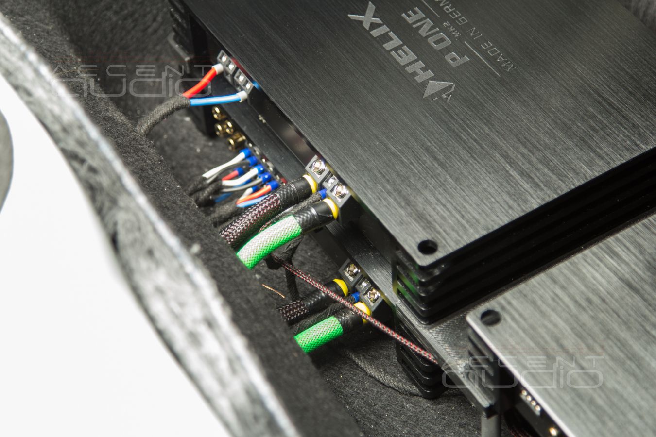 Решение: заводской и скрытый монтаж усилителей Helix в Mercedes GLE 2023