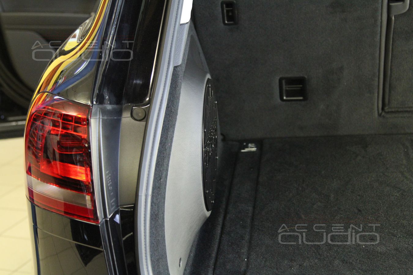 Фирменный сабвуфер-стелс 