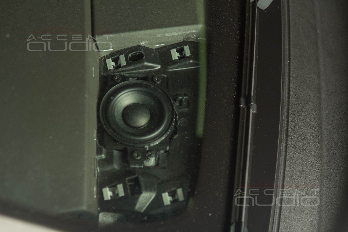 Сложный выбор и оригинальный монтаж СЧ динамиков в Porsche Macan