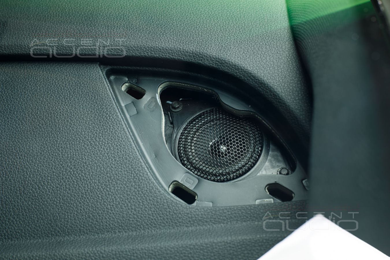 Широкополосники SOAudio штатно: замена пищалок в новой Audi Q5 ll