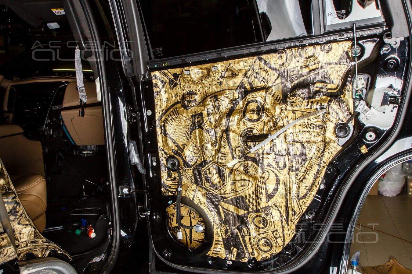 Обычная установка тыловой акустики Helix в Cadillac Escalade