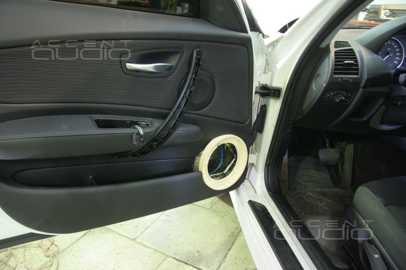 Мидбасы в двери BMW 118