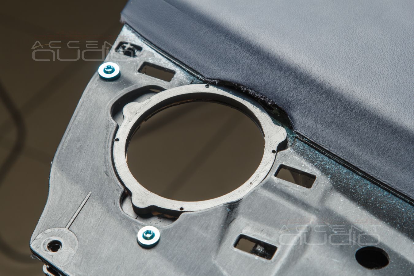 Сложная установка лучших среднечастотных динамиков Brax ML3 в штатные места Bentayga